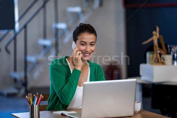 Сток-фото: улыбающаяся · женщина · рабочих · столе · современных · студию