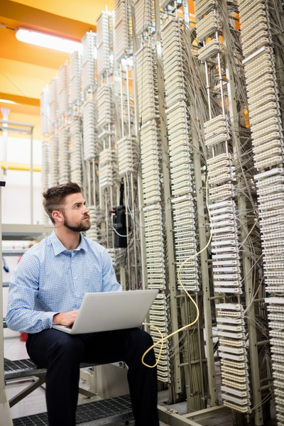 Foto stock: Técnico · usando · la · computadora · portátil · servidor · habitación · hombre · red