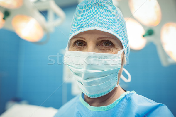 Portret femeie chirurg masca chirurgicala operatie Imagine de stoc © wavebreak_media