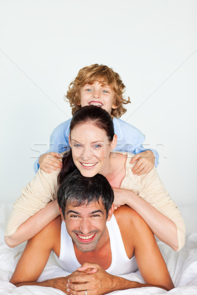 Ravi famille blanche lit femme sourire [[stock_photo]] © wavebreak_media