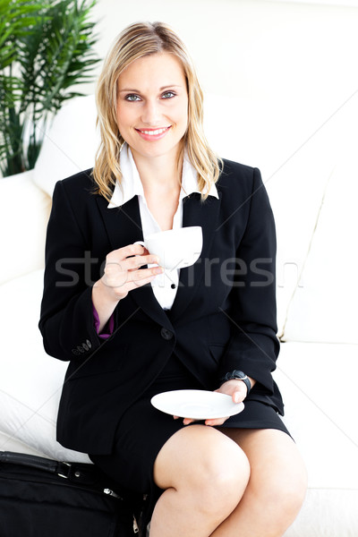 элегантный молодые деловая женщина питьевой кофе служба Сток-фото © wavebreak_media