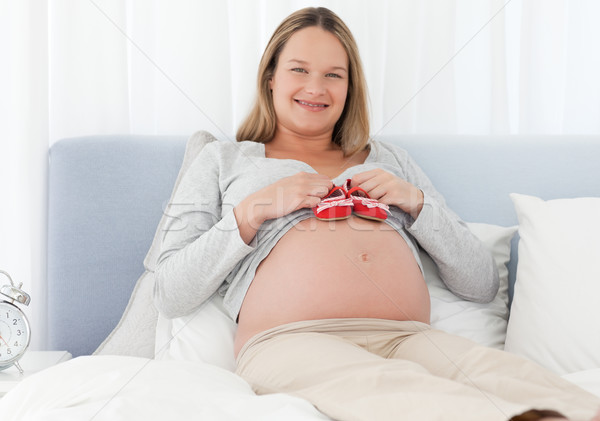 Femme enceinte ventre lit sourire [[stock_photo]] © wavebreak_media