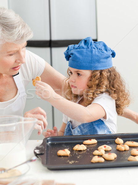 Foto stock: Nina · abuela · casa · nino · cocina