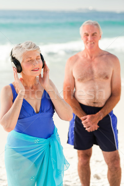 Vrouw luisteren muziek strand glimlach man Stockfoto © wavebreak_media