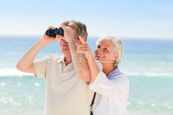 Casal de idosos pássaro assistindo praia mulher homem Foto stock © wavebreak_media