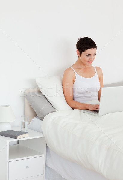 [[stock_photo]]: Bonne · recherche · femme · utilisant · un · ordinateur · portable · chambre · ordinateur · fille