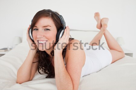Közelkép aranyos nő élvezi zene néz Stock fotó © wavebreak_media