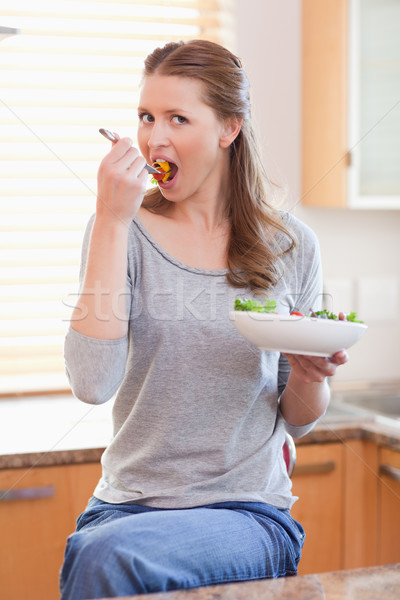 商業照片: 年輕女子 · 吃 · 沙拉 · 廚房 · 健康 · 蔬菜