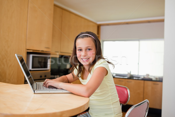 Stockfoto: Meisje · laptop · vergadering · keukentafel · internet · gelukkig
