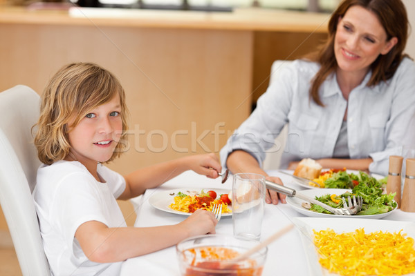 Foto stock: Vista · lateral · sonriendo · nino · sesión · mesa · sonrisa