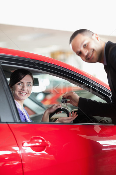 Feliz vendedor las llaves del coche mujer coche tienda Foto stock © wavebreak_media