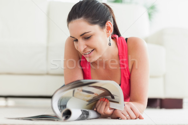 Femme étage regarder catalogue femme souriante souriant [[stock_photo]] © wavebreak_media