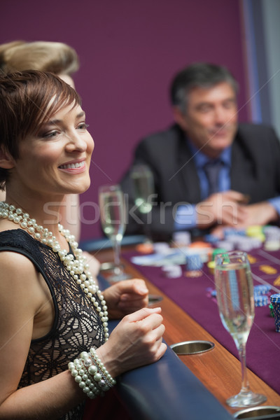 Donna sorridente attesa ruota della roulette casino donna soldi Foto d'archivio © wavebreak_media