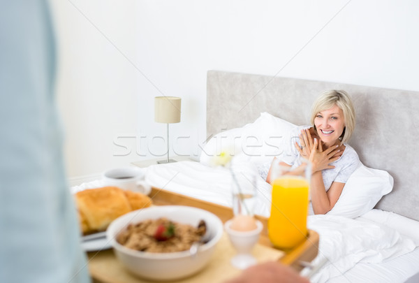 Gelukkig vrouw vergadering bed ontbijt voorgrond Stockfoto © wavebreak_media