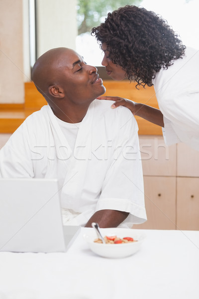 Pretty woman halat de baie sărutat partener tabel acasă Imagine de stoc © wavebreak_media
