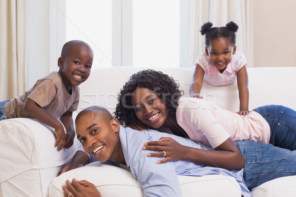 Familia feliz posando sofá junto casa salón Foto stock © wavebreak_media