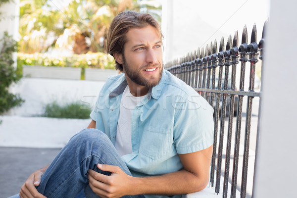 Casual hombre sesión pensando ciudad Foto stock © wavebreak_media