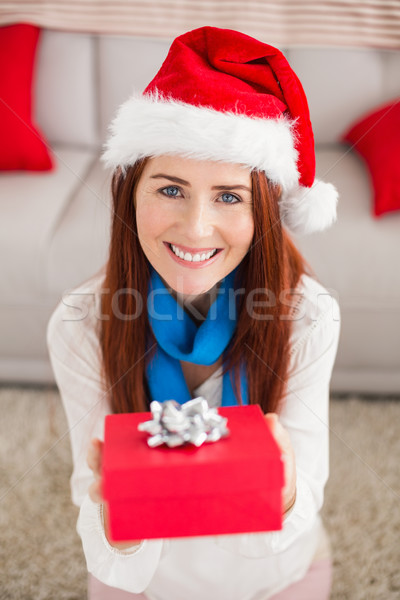 Stockfoto: Feestelijk · glimlachend · camera · geschenk