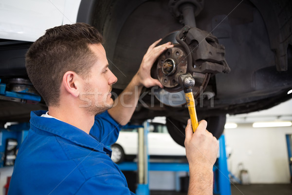 Stockfoto: Gericht · monteur · wiel · reparatie · garage · dienst