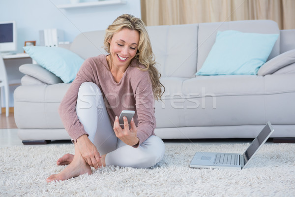 Mosolyog szőke nő ül szőnyeg okostelefon otthon Stock fotó © wavebreak_media