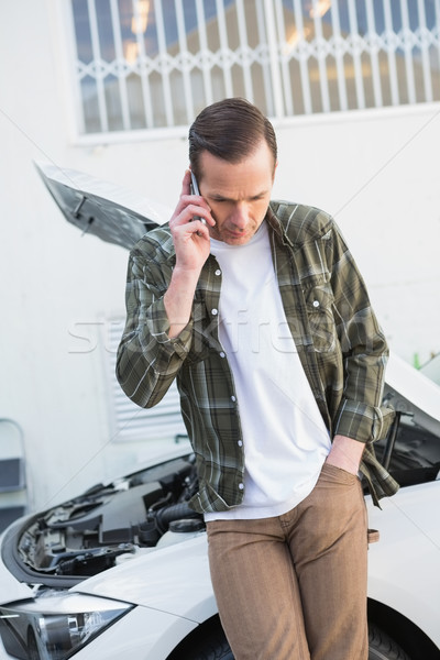 Homme appelant vers le bas parking voiture [[stock_photo]] © wavebreak_media