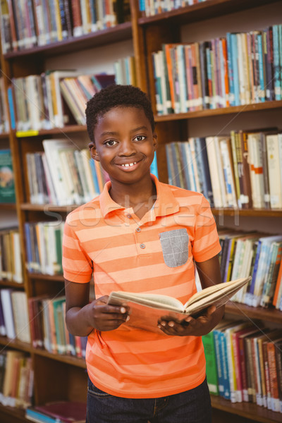 Cute ragazzo lettura libro biblioteca piccolo Foto d'archivio © wavebreak_media