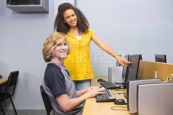 Studenţi lucru calculator sală de clasă universitar om Imagine de stoc © wavebreak_media