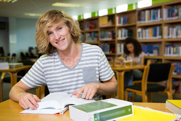 Estudiante estudiar biblioteca Universidad libro hombre Foto stock © wavebreak_media