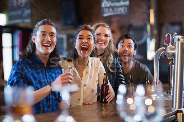 Alegre amigos em pé bar contrariar pub Foto stock © wavebreak_media