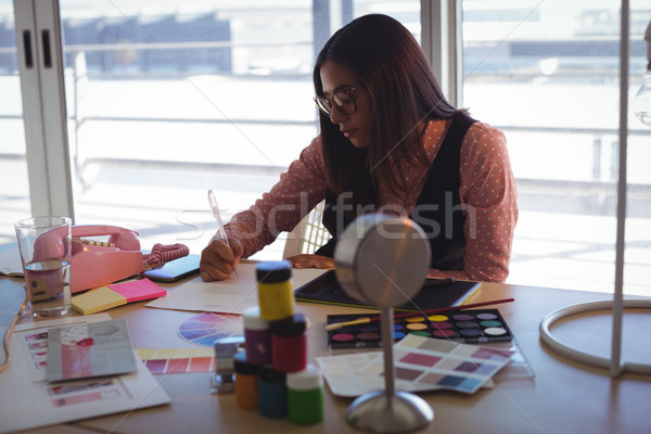 Zdjęcia stock: Kobieta · interesu · piśmie · papieru · twórczej · biuro