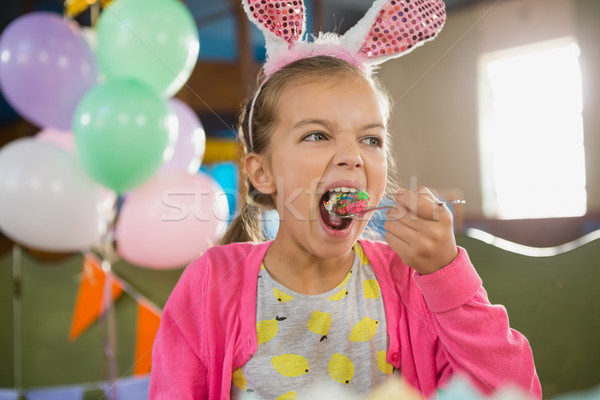 Születésnap lány eszik torta otthon szeretet Stock fotó © wavebreak_media