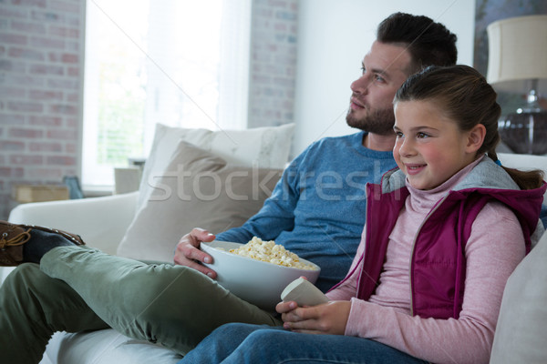 父親 女兒 看電視 客廳 家 房子 商業照片 © wavebreak_media