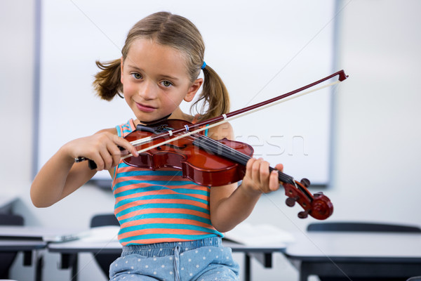 Uśmiechnięty dziewczyna gry skrzypce klasie portret Zdjęcia stock © wavebreak_media