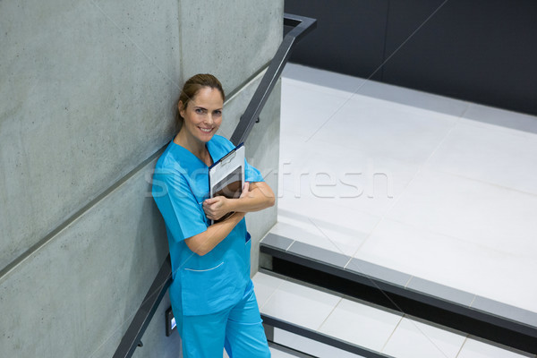 Porträt weiblichen Chirurg halten Zwischenablage digitalen Stock foto © wavebreak_media