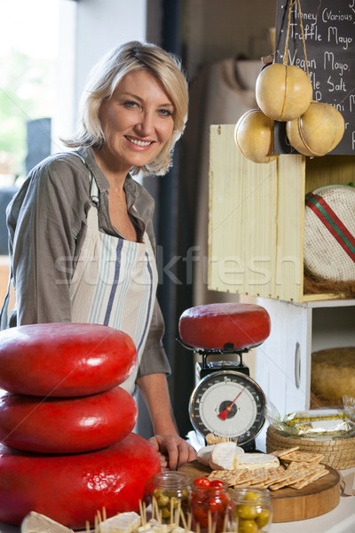 Portret vrouwelijke personeel permanente counter supermarkt Stockfoto © wavebreak_media