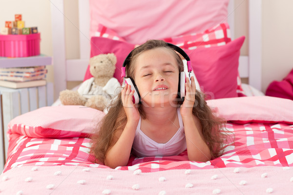 Сток-фото: Cute · девушки · прослушивании · музыку · наушники · спальня