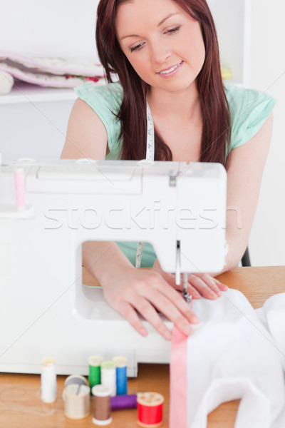 商業照片: 美麗 · 女子 · 縫紉機 · 客廳 · 工作 · 背景