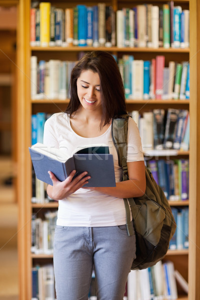 Retrato estudiante lectura libro biblioteca mujer Foto stock © wavebreak_media