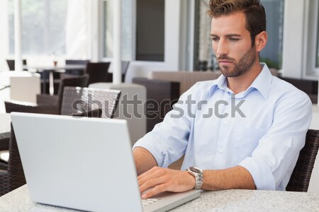 Fiatalember dolgozik notebook üzlet számítógép otthon Stock fotó © wavebreak_media