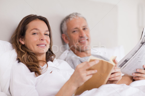 Gülümseyen kadın okuma kitap koca haber yatak odası Stok fotoğraf © wavebreak_media