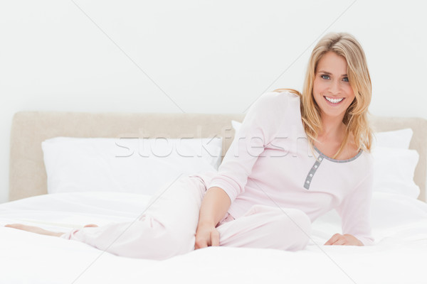 Foto stock: Mujer · longitud · cama · sonriendo · doblado