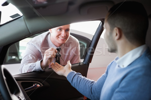 [[stock_photo]]: Souriant · vendeur · touches · client · voiture · heureux