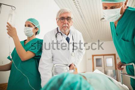 Stok fotoğraf: Doktorlar · bakıyor · hasta · yatak · hastane