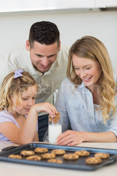 Szülők néz lánygyermek süti tej apa Stock fotó © wavebreak_media