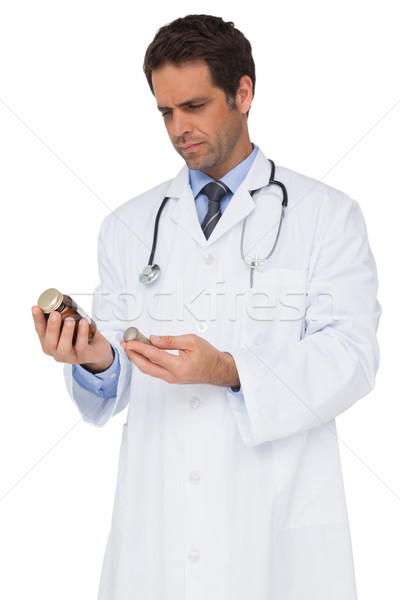 醫生 閱讀 標籤 醫藥 罐 白 商業照片 © wavebreak_media