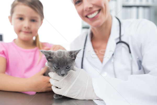 Stock foto: Veterinär- · Mädchen · Kätzchen · Krankenhaus · glücklich · weiblichen