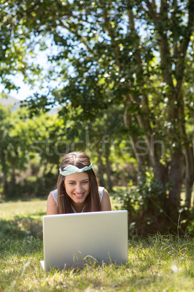 Stock foto: Ziemlich · Brünette · mit · Laptop · Park · glücklich · Natur