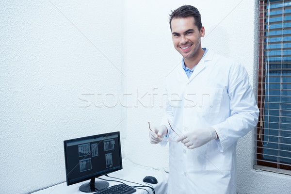 Foto stock: Sorridente · masculino · dentista · monitor · de · computador · retrato · computador