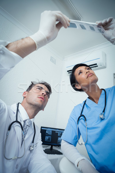 Tandartsen naar Xray geconcentreerde twee verpleegkundige Stockfoto © wavebreak_media