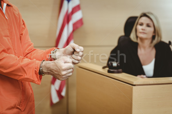 Foto stock: Preso · esposas · tribunal · habitación